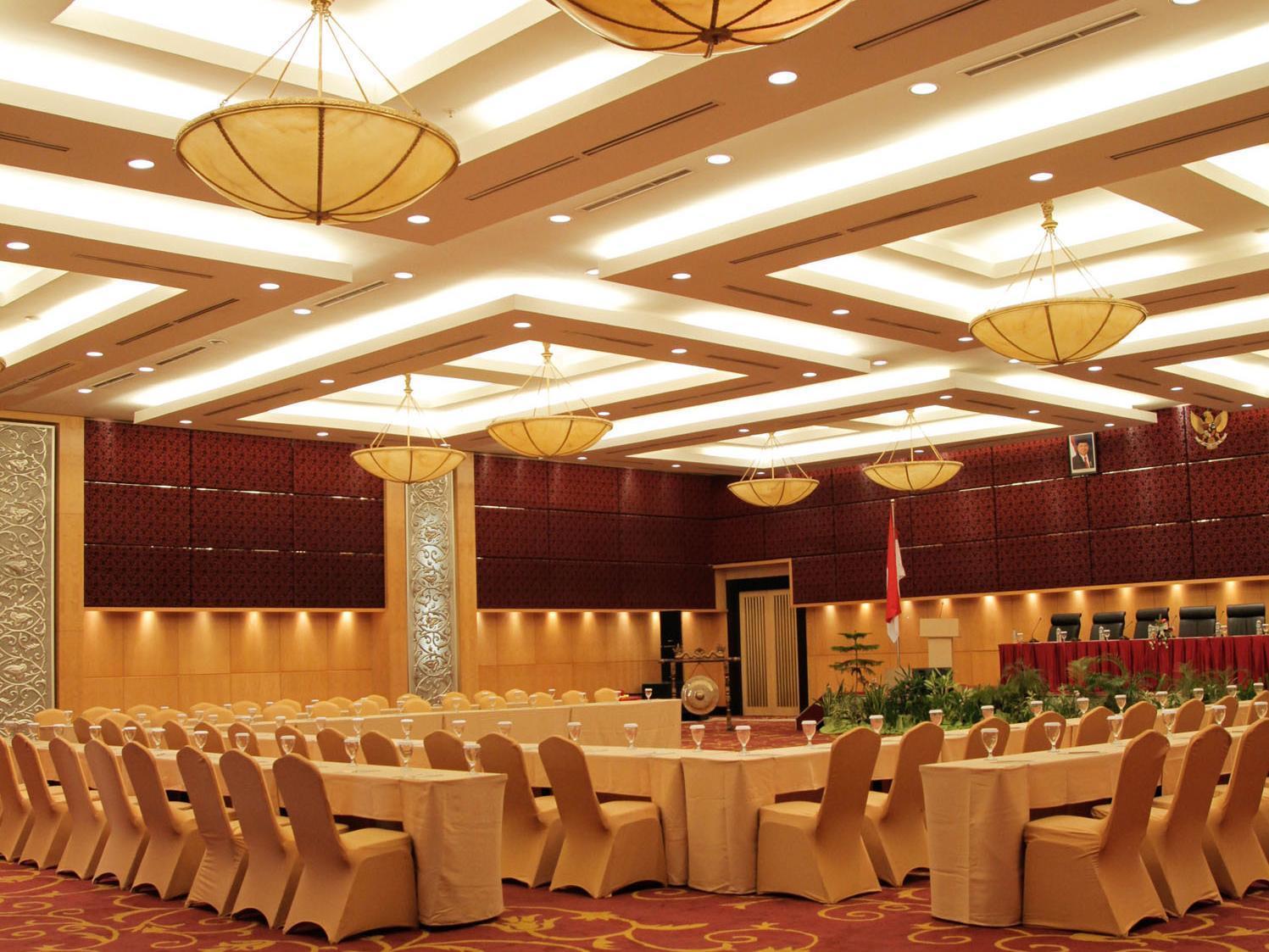 Premier Basko Hotel Padang  Exterior photo